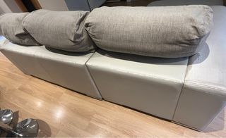 Sofá chaise longue gris con arcón