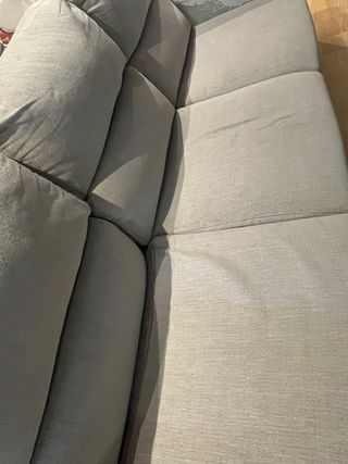 Sofá chaise longue gris con arcón