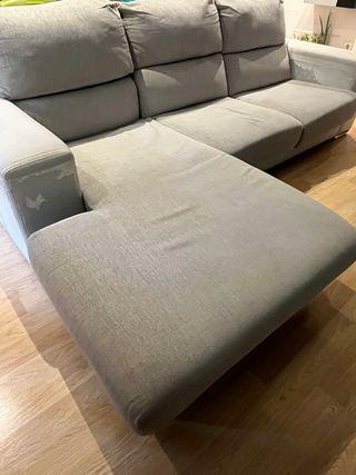 Sofá chaise longue gris con arcón