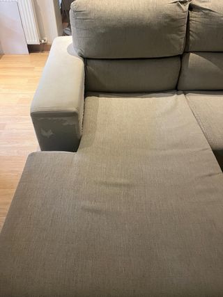Sofá chaise longue gris con arcón