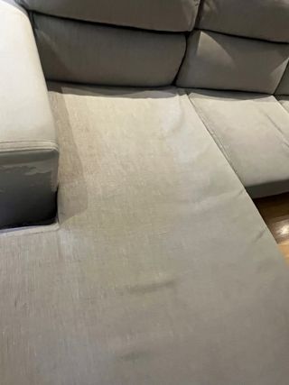 Sofá chaise longue gris con arcón