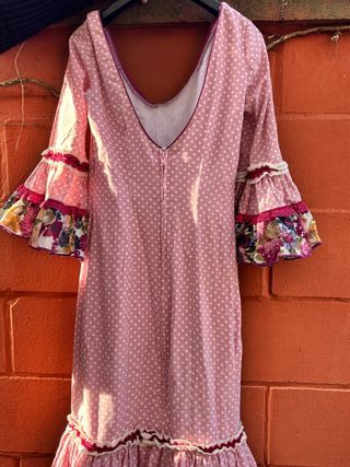 Traje de flamenca rosa con lunares
