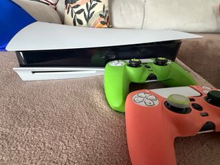 Consola PS5  de 1TB + 2 Mandos (Coral y Verde)