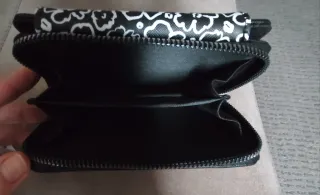 Cartera negra con estampado floral