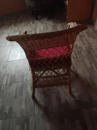 Poltrona in vimini con cuscino rosso