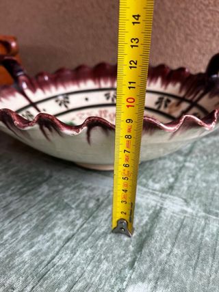 Frutero de cerámica decorado  con asas