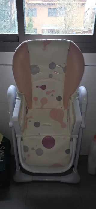 Trona de bebé rosa con estampado