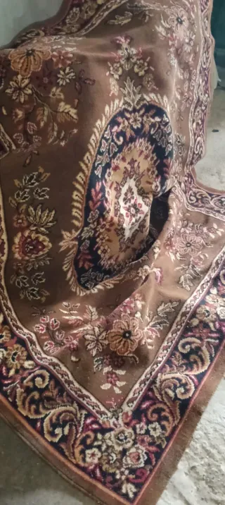 Bonita alfombra antigua de lana