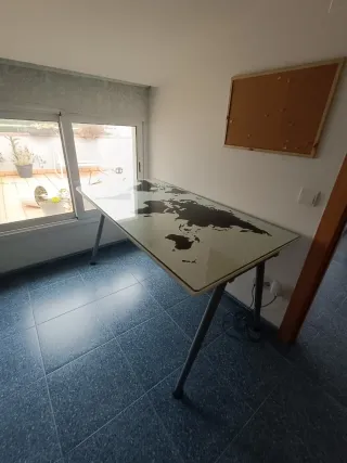 URGE VENDER.Escritorio cristal mapa mundi.