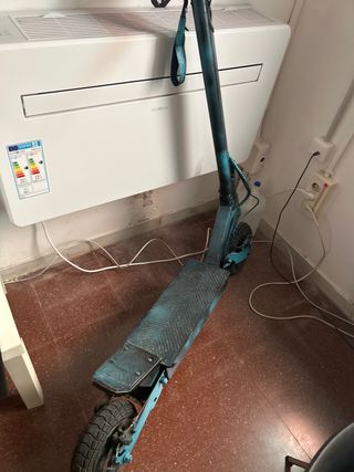 Patinete eléctrico azul