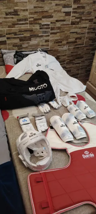 Kimono Taekwondo Daedo + Protecciones + Mochila
