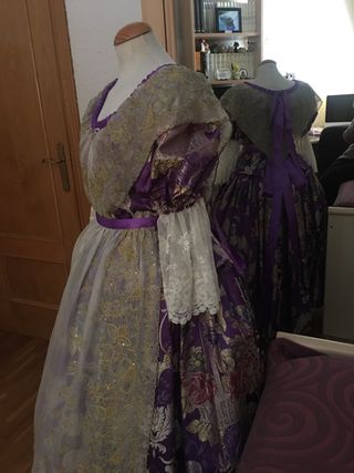 Traje de Fallera Completo Morado y Dorado.