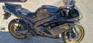 Yamaha R1 Negra y Dorada