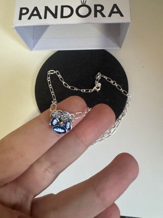 Conjunto de joyas plateado con flor azul brillante