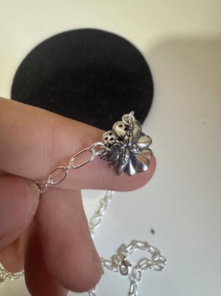 Conjunto de joyas plateado con flor azul brillante