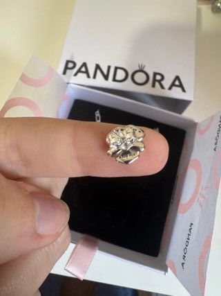 Conjunto de joyas plateado con flor azul brillante