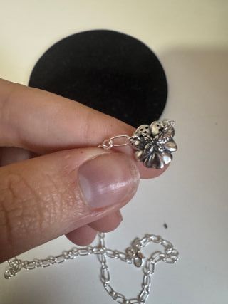 Conjunto de joyas plateado con flor azul brillante