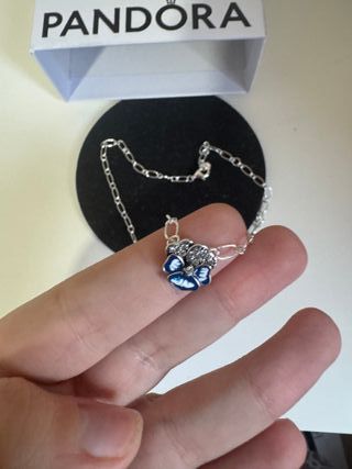 Conjunto de joyas plateado con flor azul brillante