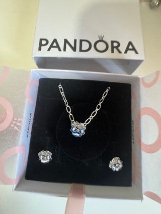 Conjunto de joyas plateado con flor azul brillante