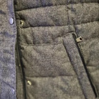 Parka gris con capucha y pelo