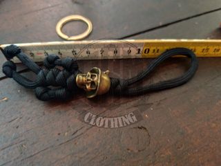 Portachiavi teschio con elmo