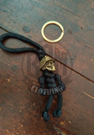 Portachiavi teschio con elmo