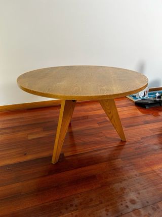 Mesa redonda de madera de cerezo