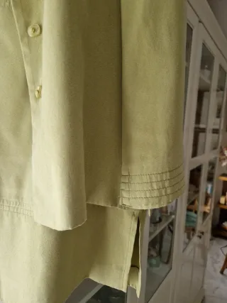 Traje falda y chaqueta verde manzana antelina.
