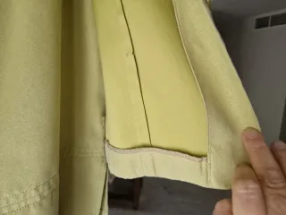 Traje falda y chaqueta verde manzana antelina.