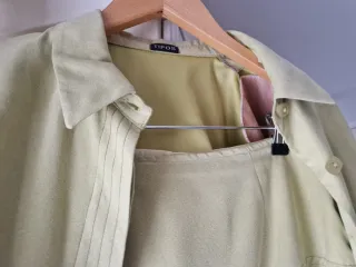 Traje falda y chaqueta verde manzana antelina.