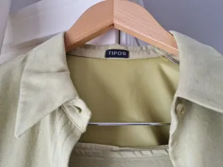 Traje falda y chaqueta verde manzana antelina.