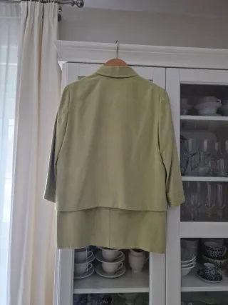 Traje falda y chaqueta verde manzana antelina.