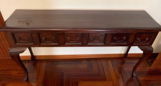 Mueble recibidor de madera oscuro