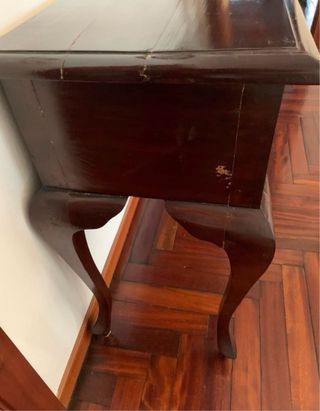 Mueble recibidor de madera oscuro