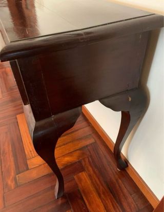Mueble recibidor de madera oscuro
