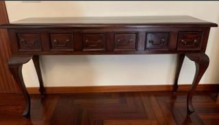 Mueble recibidor de madera oscuro