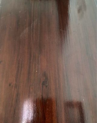 Mueble recibidor de madera oscuro