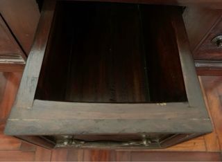 Mueble recibidor de madera oscuro