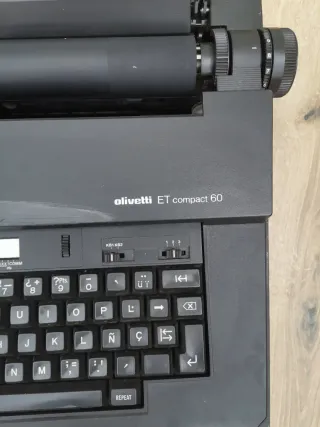 Máquina de escribir Olivetti ET Compact 60