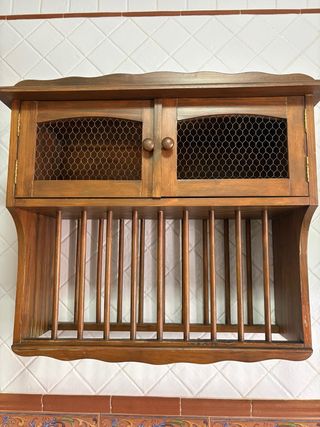 Platero de madera con puertas de rejilla