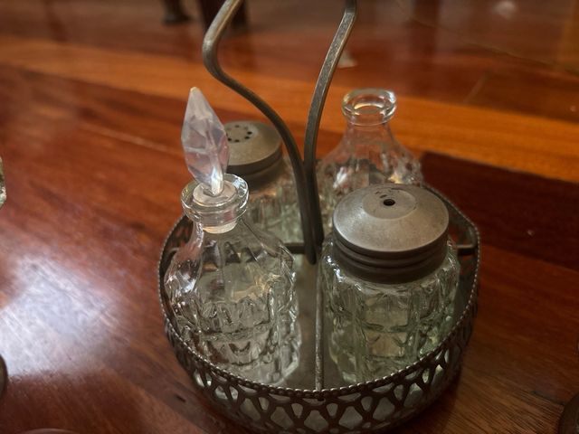 Lote Antigüedades: Salero, Azucarero, etc.