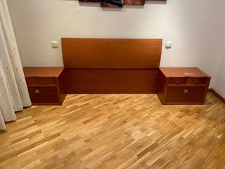 Cabecero y mesillas de madera