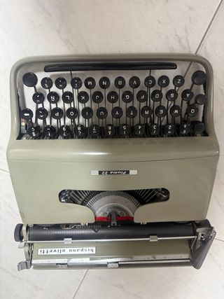 Máquina de escribir Hispano Olivetti Pluma 22
