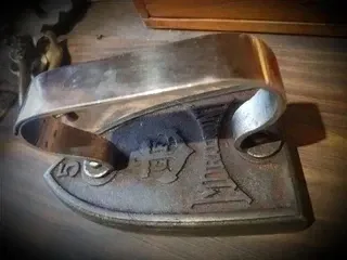 Plancha antigua de hierro francesa