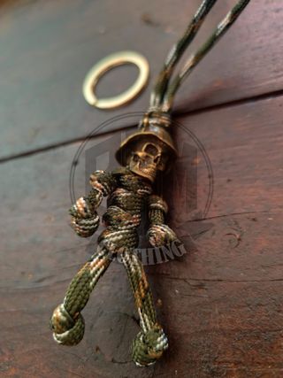 Portachiavi teschio con elmetto