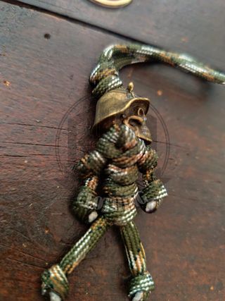 Portachiavi teschio con elmetto