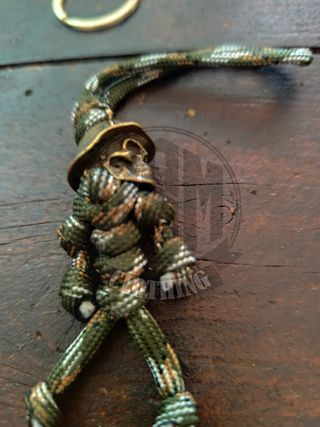 Portachiavi teschio con elmetto