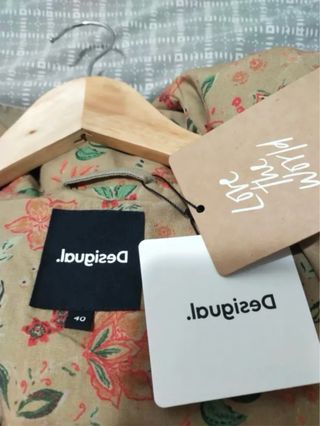 Parka Desigual nueva con bordados