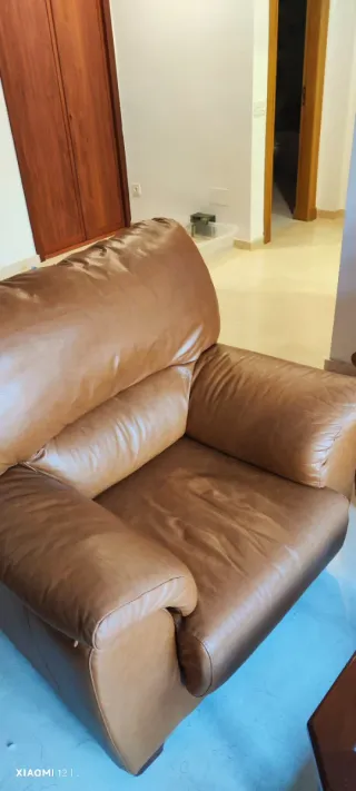 Sillón de piel marrón en buen estado