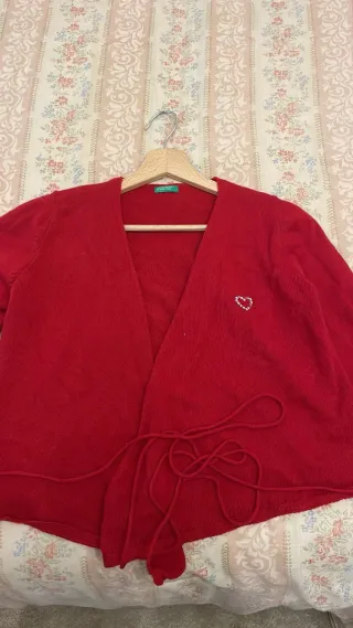 Cardigan rosso con cuore gioiello